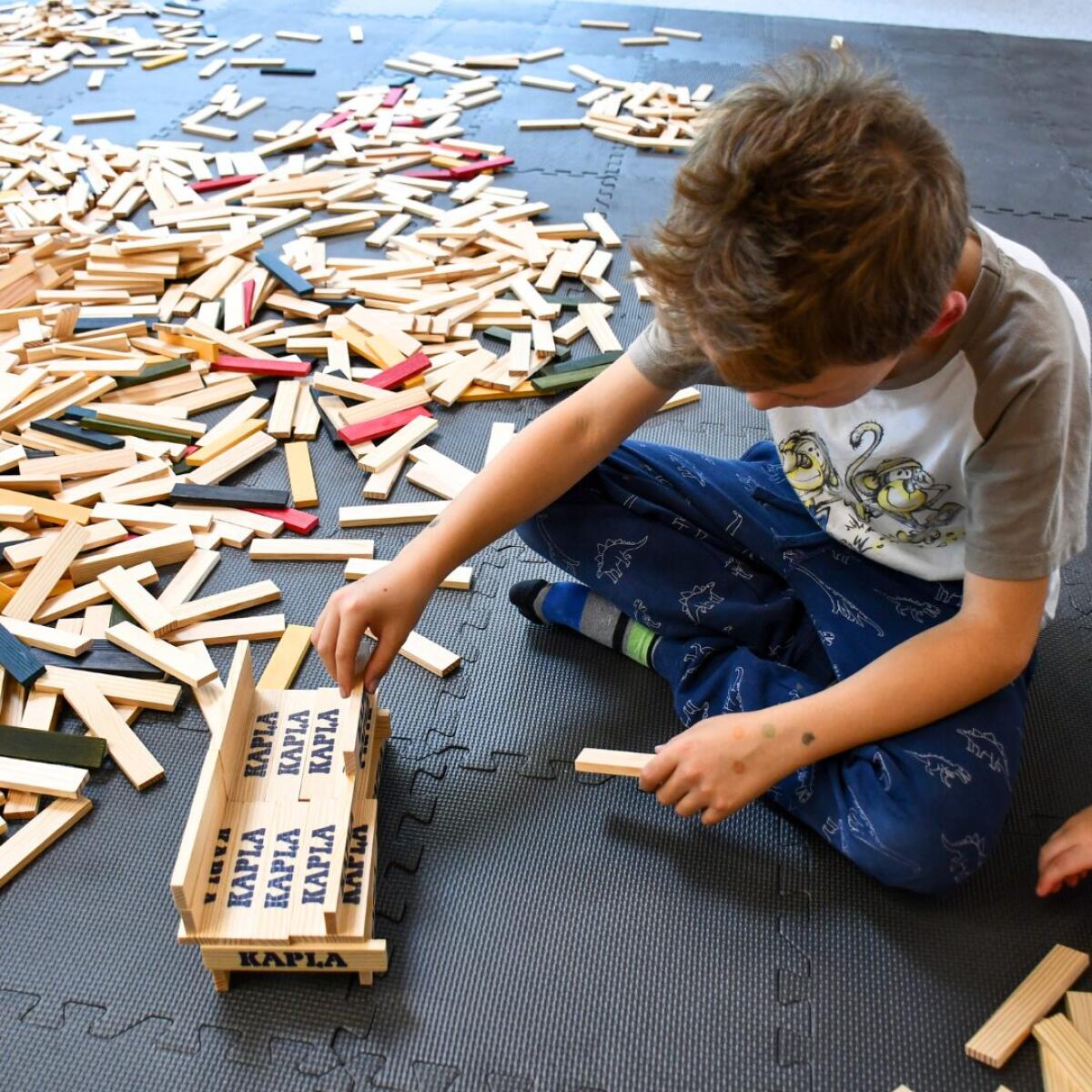 Enfant dans l'Espace KAPLA à L'Entrepôt à Bulle.
